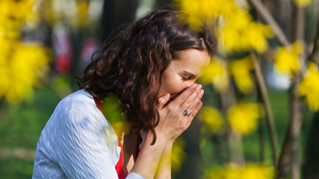 woman-sneezing-from-a-cold-or-spring-allergies