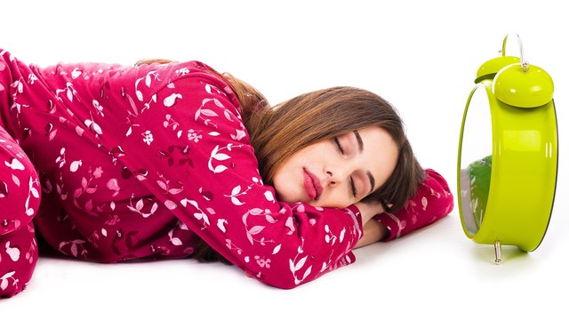 being consistent in sleeping and waking can help with weight control