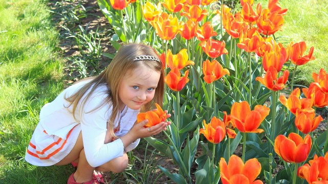 enjoying health benefits of parks and gardens