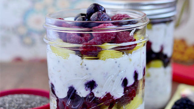 mason jar fruit and yogurt parfaits
