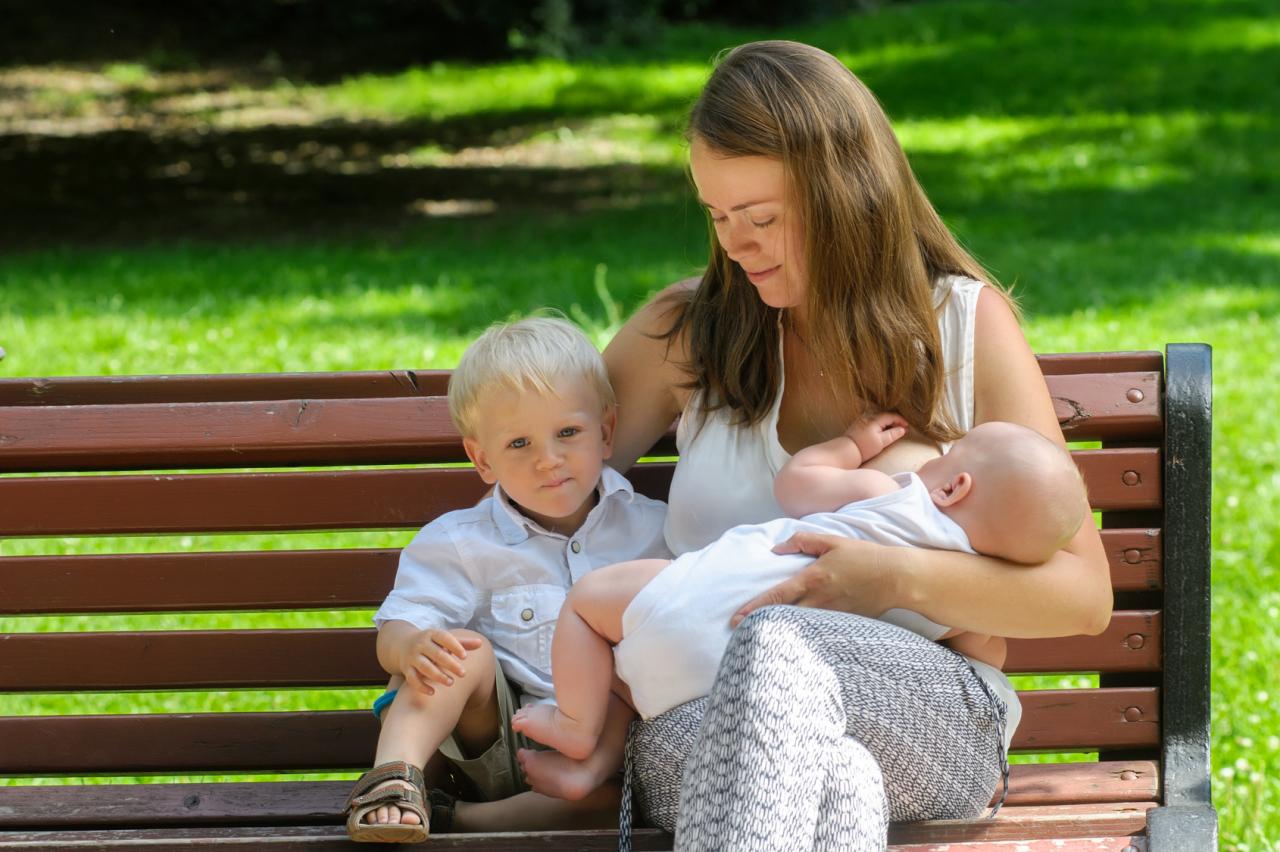 mom breastfeeding