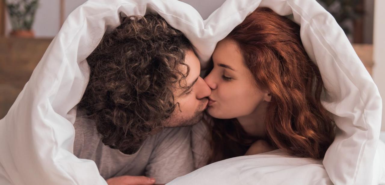 Desire Teen Chicks Makes Romance on Bed