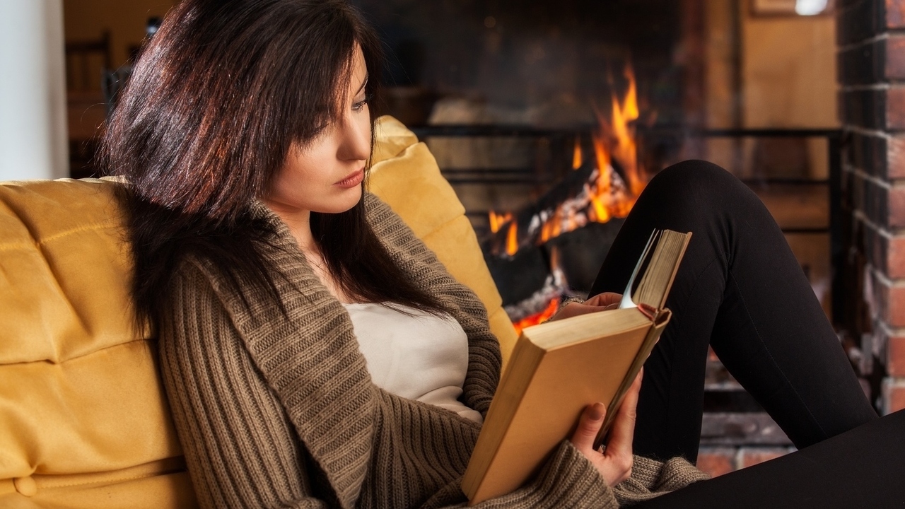 Читать приличный. Девушка с книгой у камина. Женщина читает книгу. Одинокая девушка с книжкой. Чтение у камина.