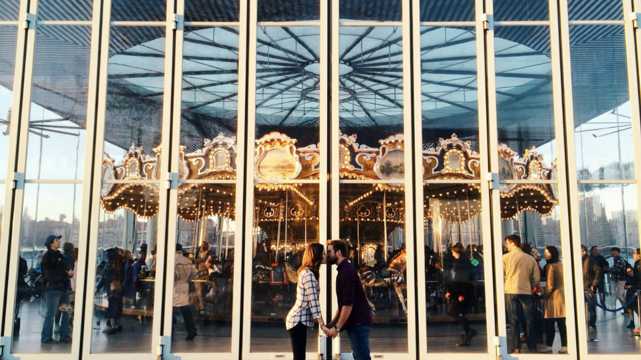 couple kissing carousel