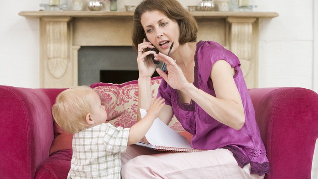 smartphones contribute to distracted parenting according to study