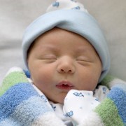 swaddling improperly may give baby bad hip development